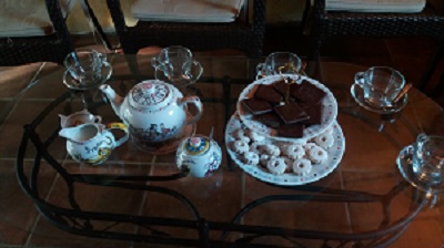 conversazioni accompagniate da tè e biscotti